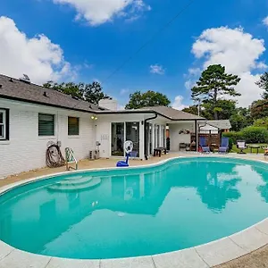https://poolside-bungalow-with-fire-pit-fun-and-king-suite.1sthotelscharlotte.com